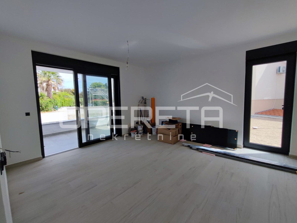 Appartamento bilocale con giardino e 3 posti auto, a 200 m dal mare, Petrčane, Zara