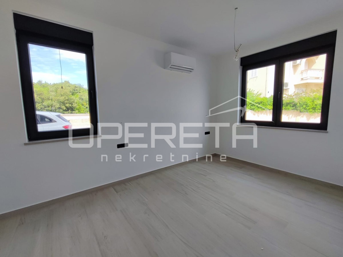 Appartamento bilocale con giardino e 3 posti auto, a 200 m dal mare, Petrčane, Zara