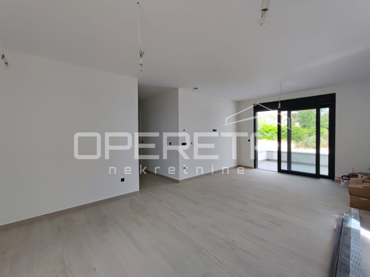 Appartamento bilocale con giardino e 3 posti auto, a 200 m dal mare, Petrčane, Zara