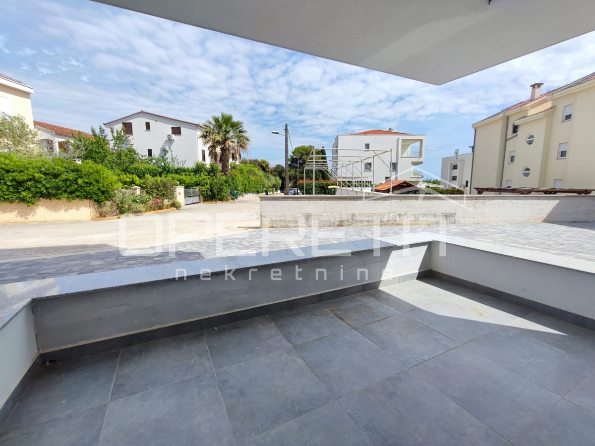 Appartamento bilocale con giardino e 3 posti auto, a 200 m dal mare, Petrčane, Zara