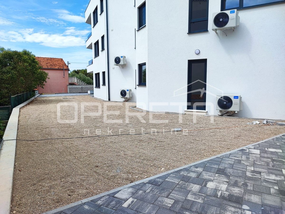 Appartamento bilocale con giardino e 3 posti auto, a 200 m dal mare, Petrčane, Zara