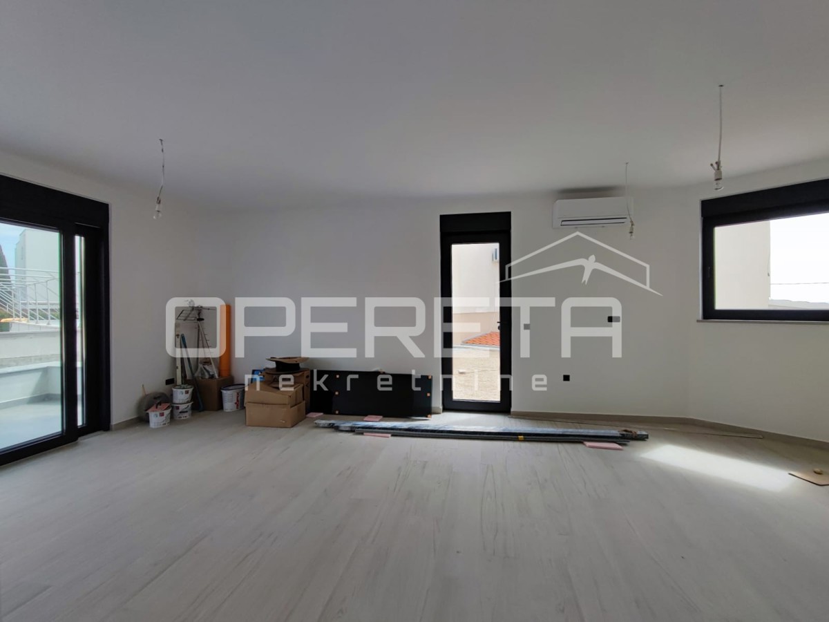 Appartamento bilocale con giardino e 3 posti auto, a 200 m dal mare, Petrčane, Zara