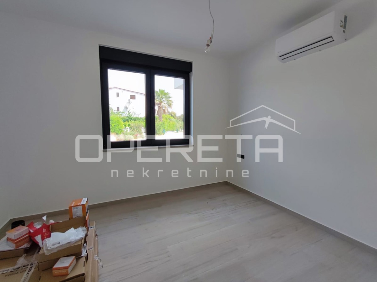 Appartamento bilocale con giardino e 3 posti auto, a 200 m dal mare, Petrčane, Zara