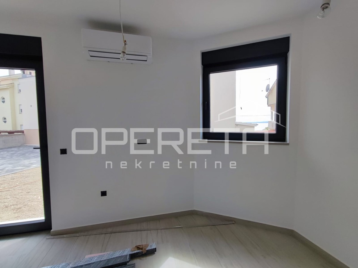 Appartamento bilocale con giardino e 3 posti auto, a 200 m dal mare, Petrčane, Zara