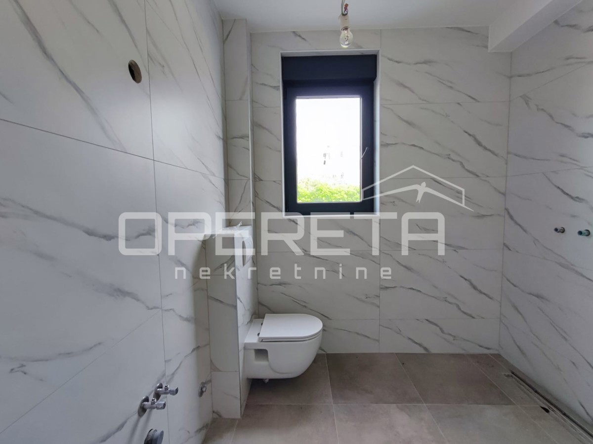 Appartamento bilocale con giardino e 3 posti auto, a 200 m dal mare, Petrčane, Zara