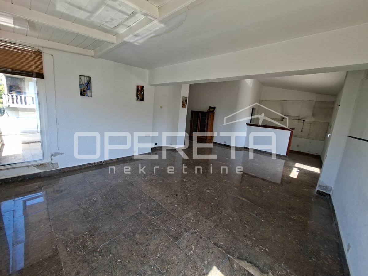 Appartamento monolocale ristrutturato a Gripama, 83 m2.