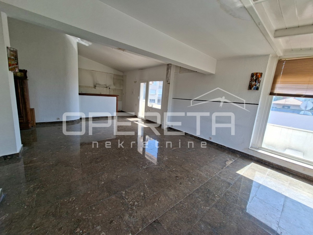 Appartamento monolocale ristrutturato a Gripama, 83 m2.