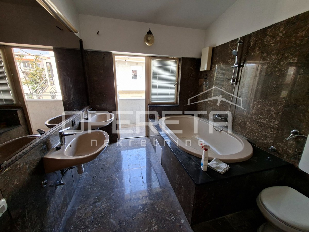 Appartamento monolocale ristrutturato a Gripama, 83 m2.