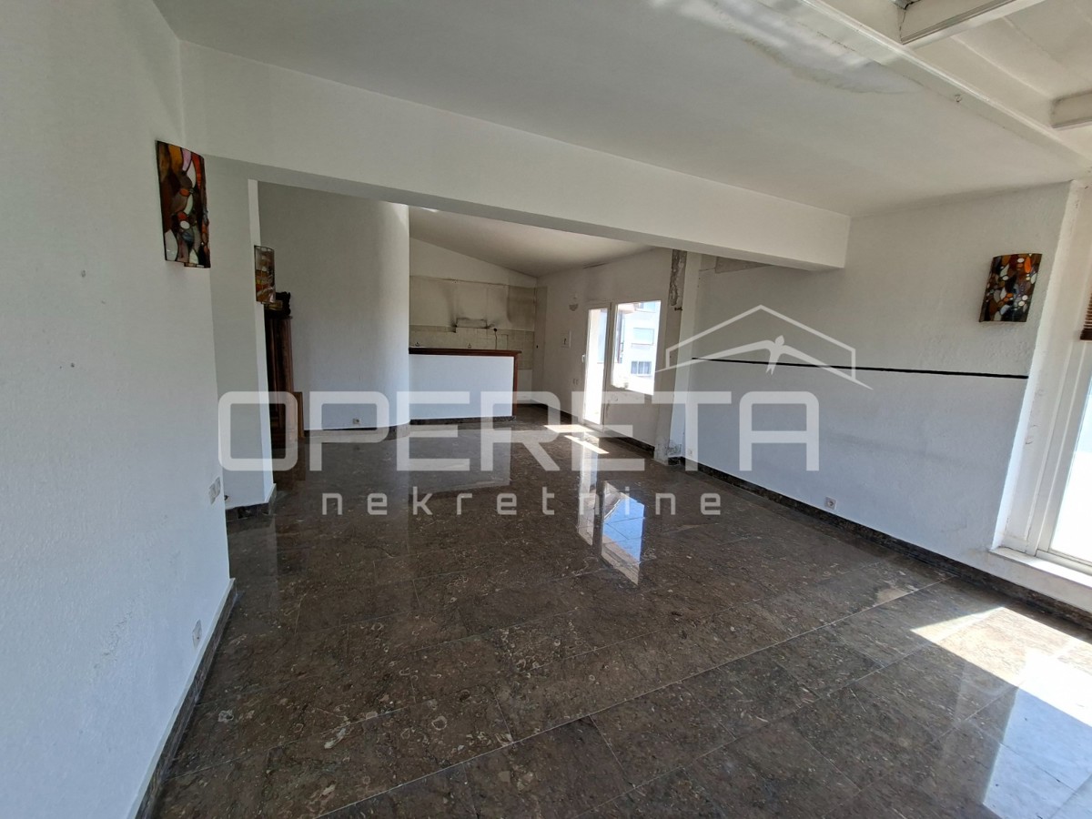 Appartamento monolocale ristrutturato a Gripama, 83 m2.