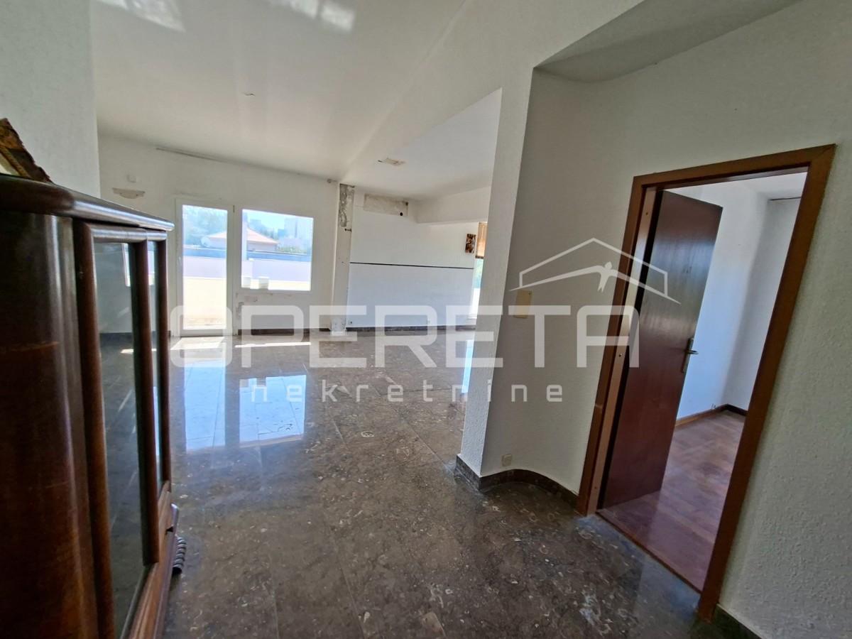 Appartamento monolocale ristrutturato a Gripama, 83 m2.