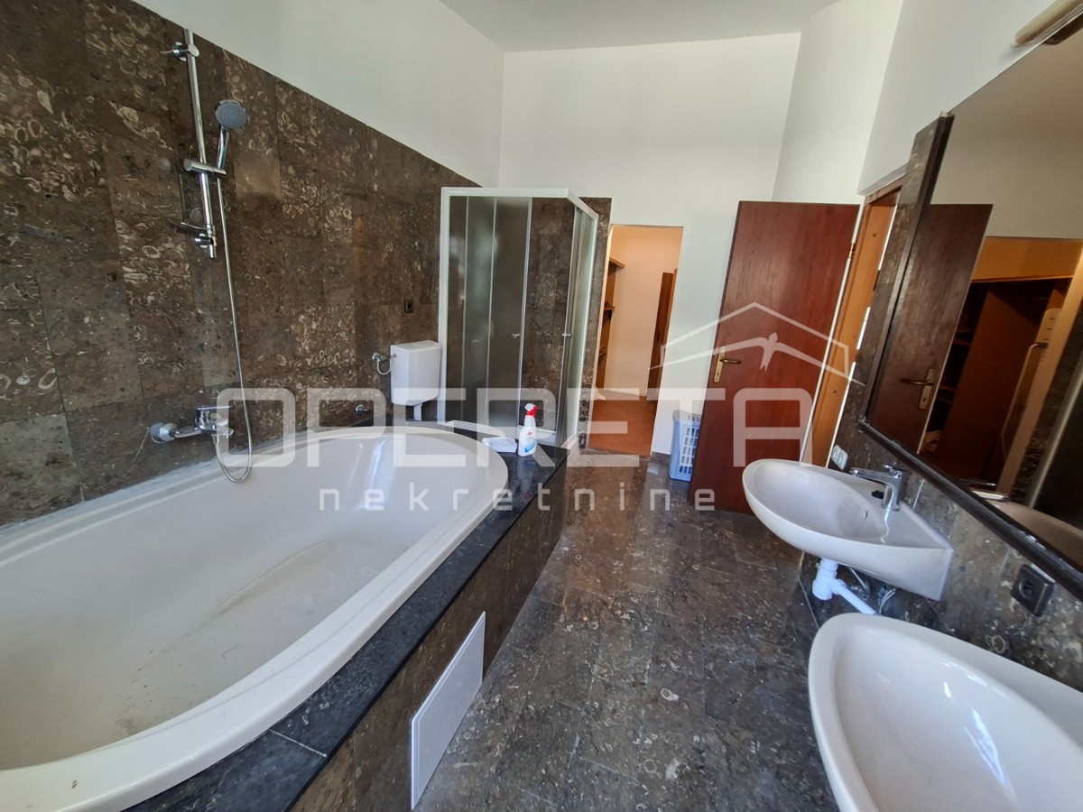 Appartamento monolocale ristrutturato a Gripama, 83 m2.