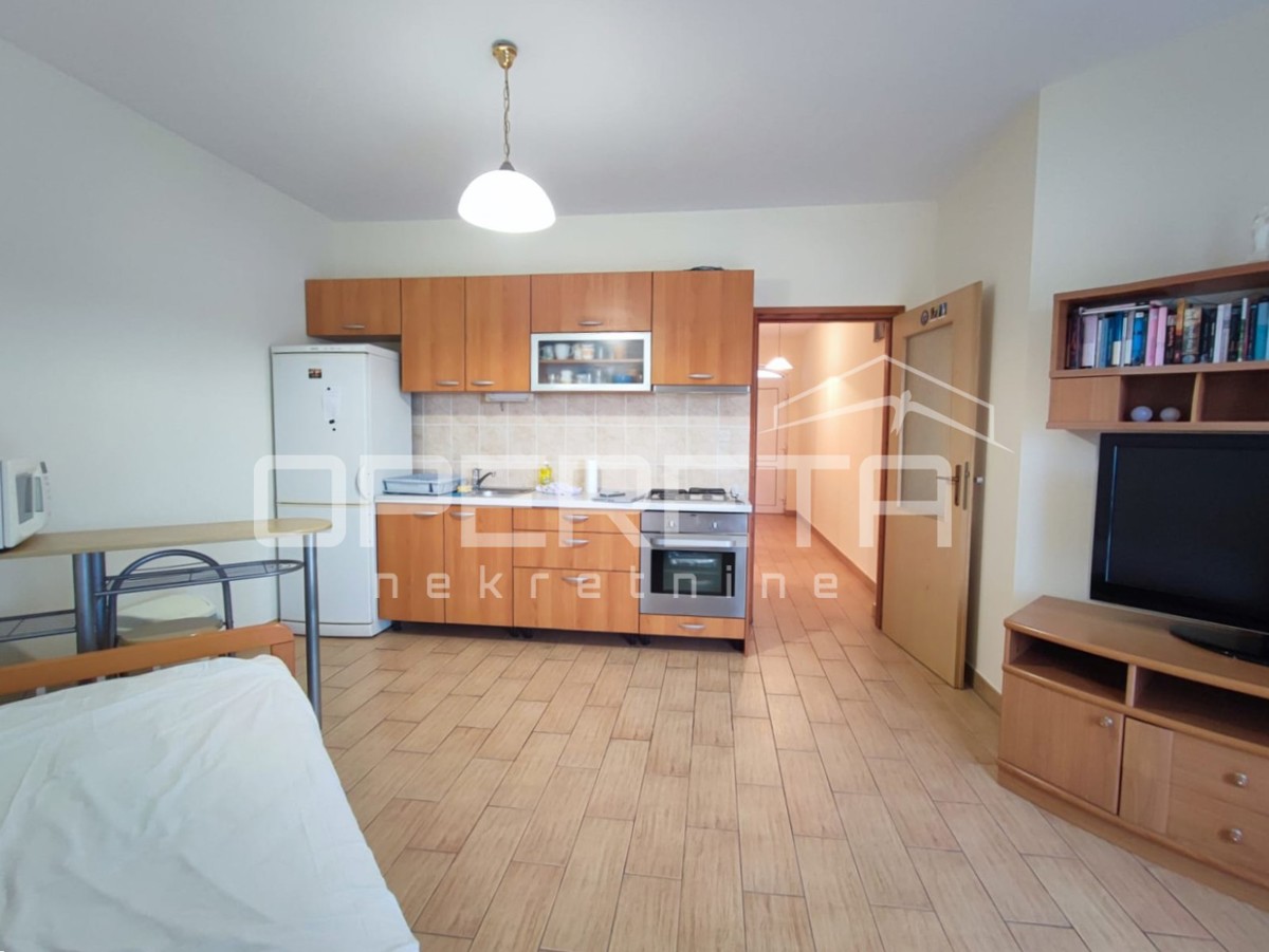 Appartamento con una camera da letto di 46 m2, a 100 m dal mare, Pakoštane, Biograd