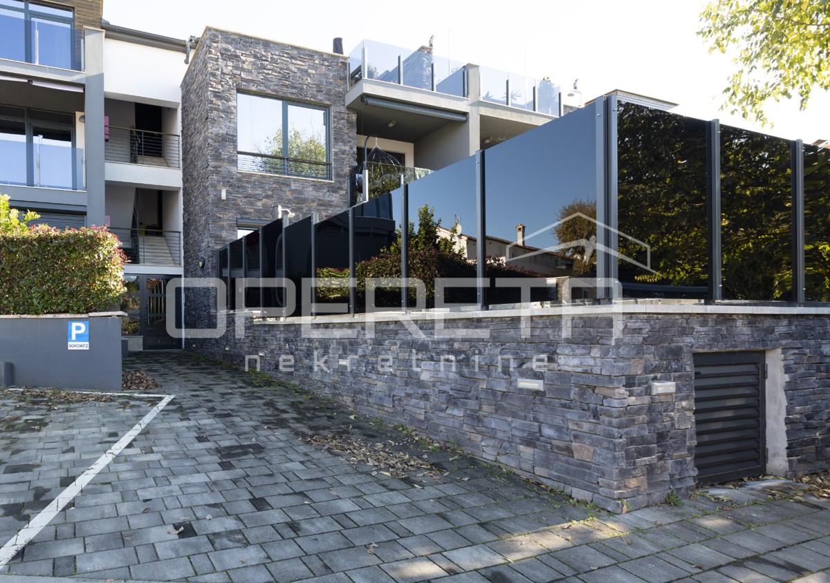 Appartamento al piano terra con piscina riscaldata.