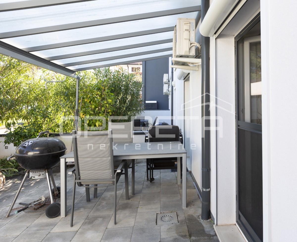 Appartamento al piano terra con piscina riscaldata.