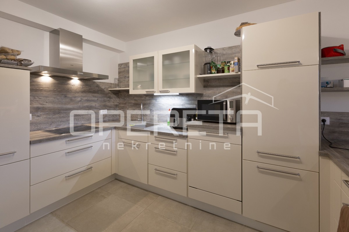 Appartamento al piano terra con piscina riscaldata.