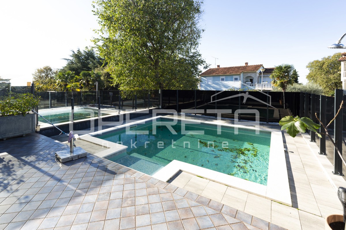 Appartamento al piano terra con piscina riscaldata.