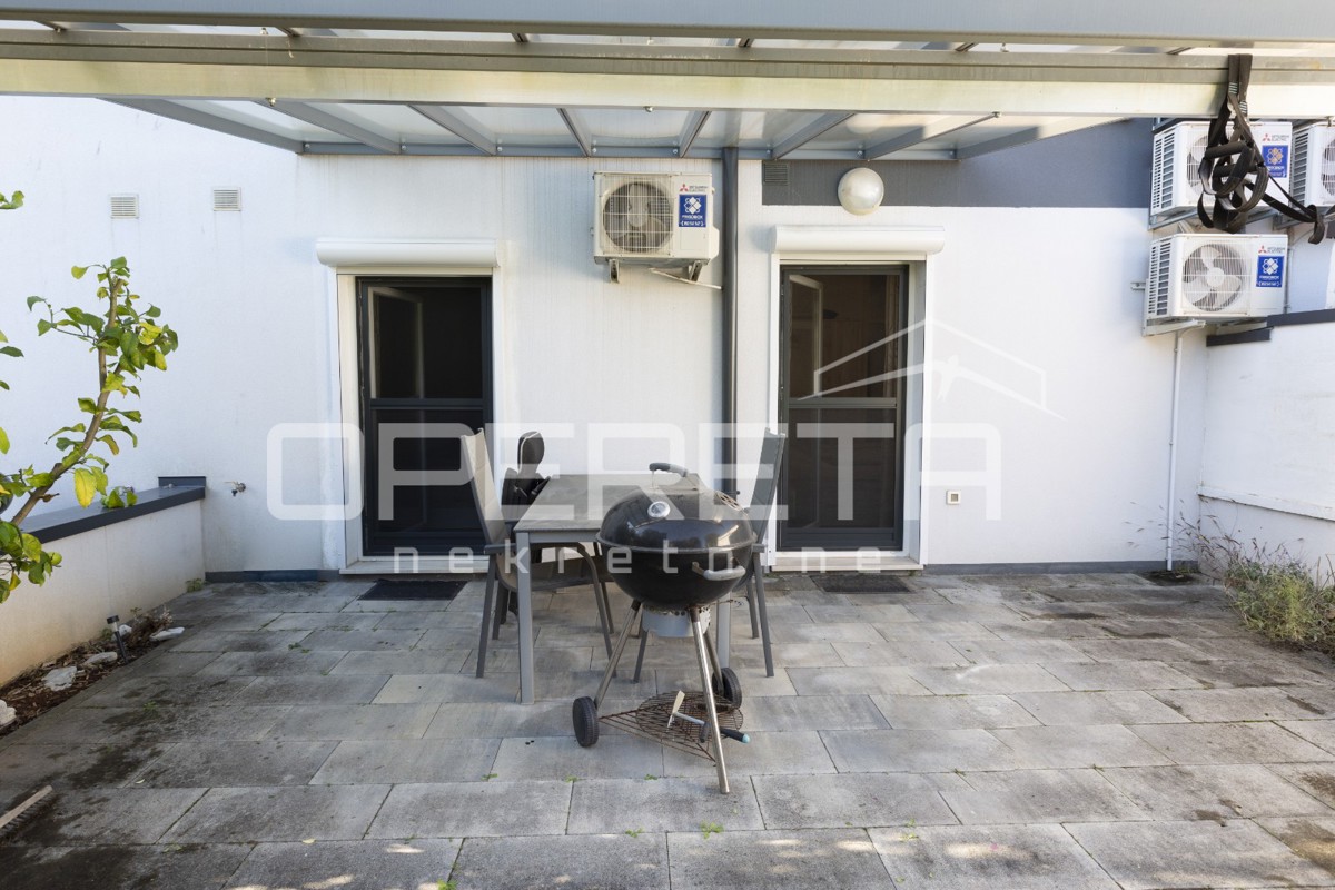 Appartamento al piano terra con piscina riscaldata.