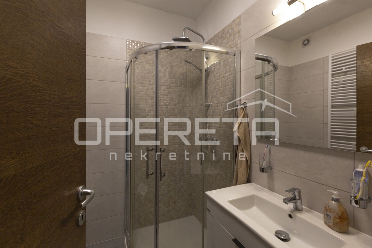 Appartamento al piano terra con piscina riscaldata.