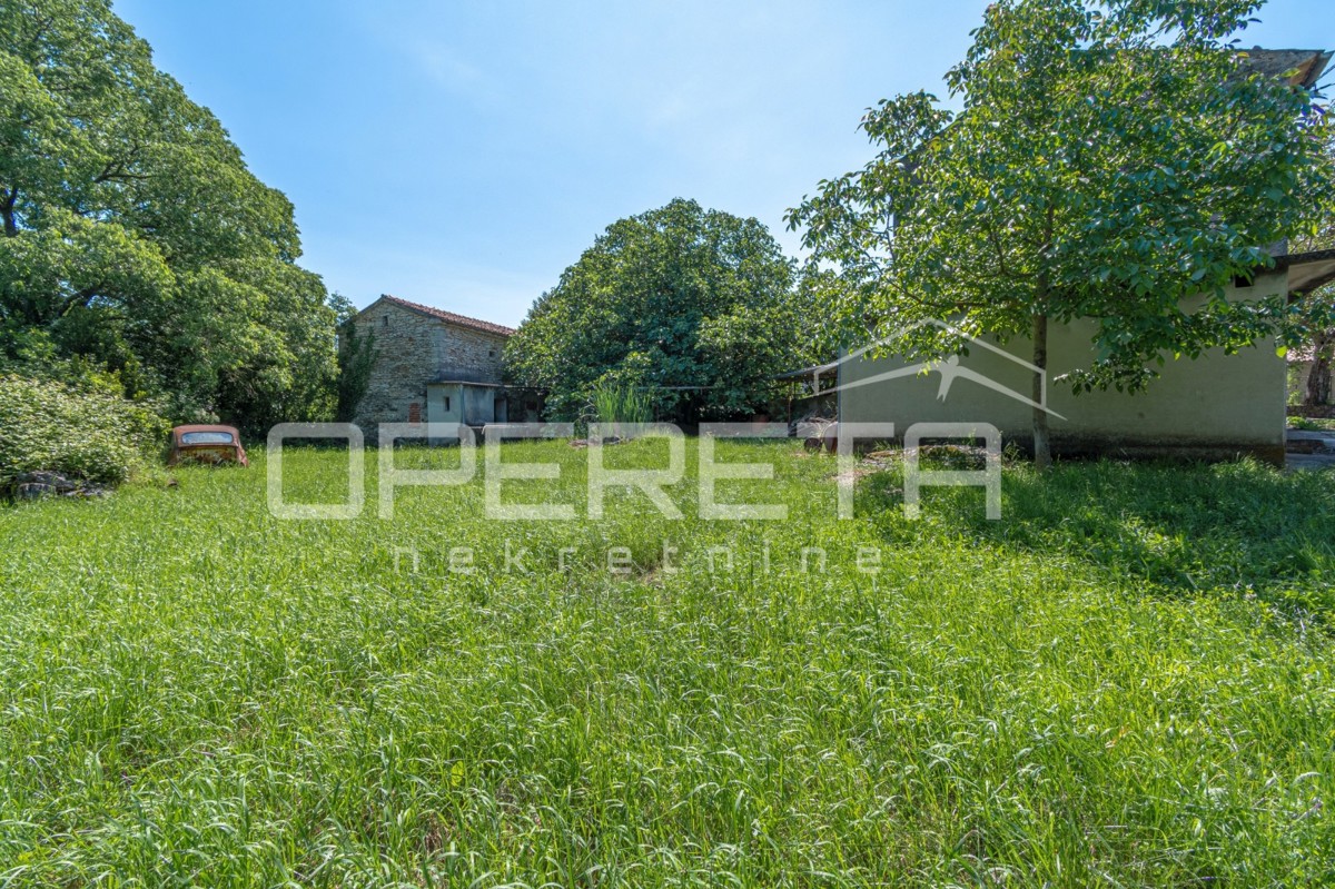 Idilliaca proprietà di 3 antiche, combinazione di terreno edificabile/agricolo 23900m2