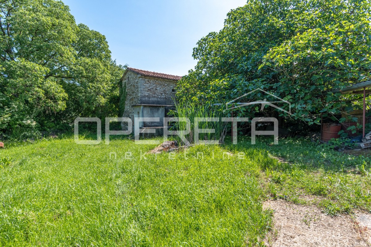 Idilliaca proprietà di 3 antiche, combinazione di terreno edificabile/agricolo 23900m2