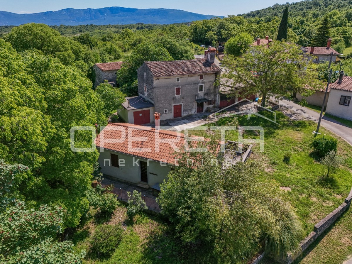 Idilliaca proprietà di 3 antiche, combinazione di terreno edificabile/agricolo 23900m2