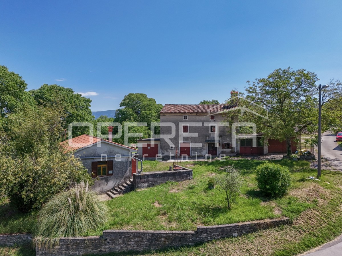 Idilliaca proprietà di 3 antiche, combinazione di terreno edificabile/agricolo 23900m2