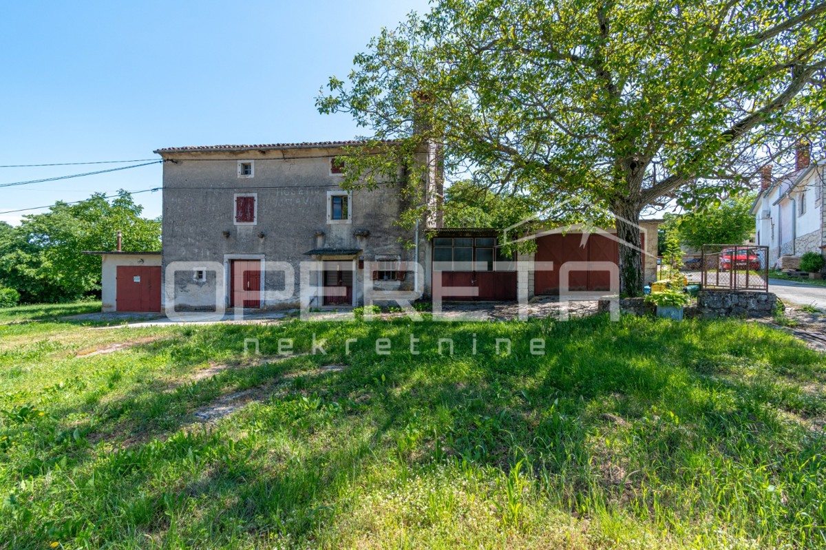 Idilliaca proprietà di 3 antiche, combinazione di terreno edificabile/agricolo 23900m2