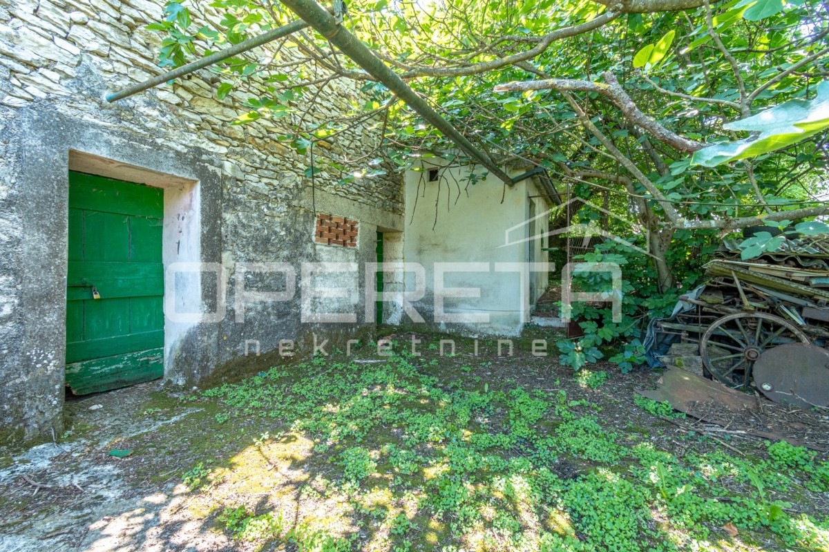 Idilliaca proprietà di 3 antiche, combinazione di terreno edificabile/agricolo 23900m2