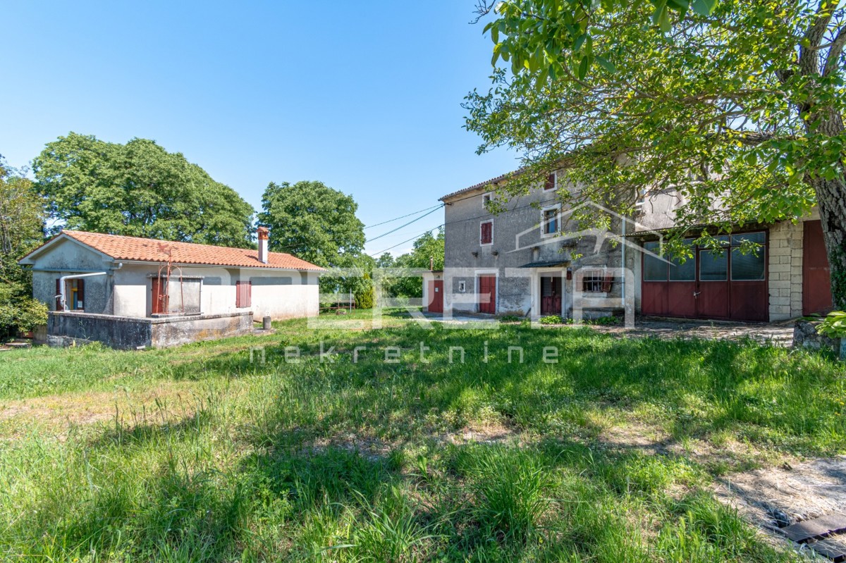 Idilliaca proprietà di 3 antiche, combinazione di terreno edificabile/agricolo 23900m2