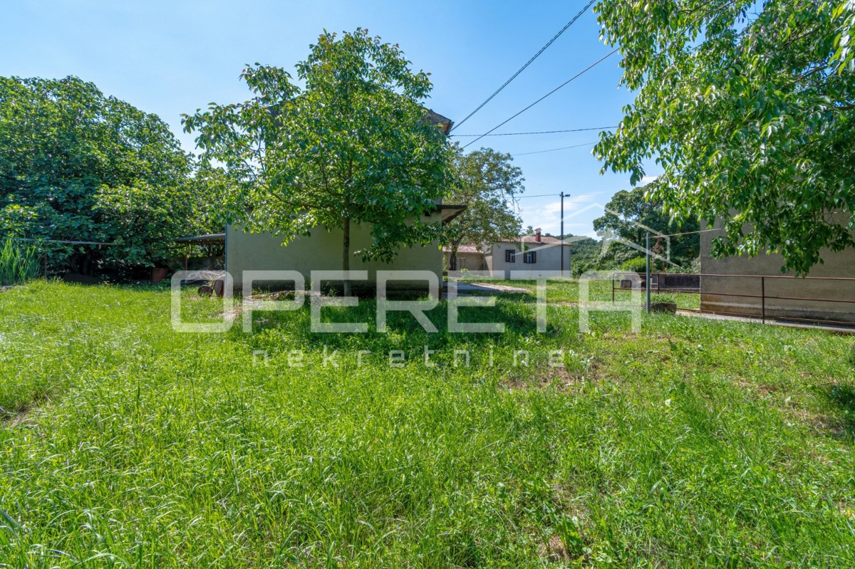 Idilliaca proprietà di 3 antiche, combinazione di terreno edificabile/agricolo 23900m2