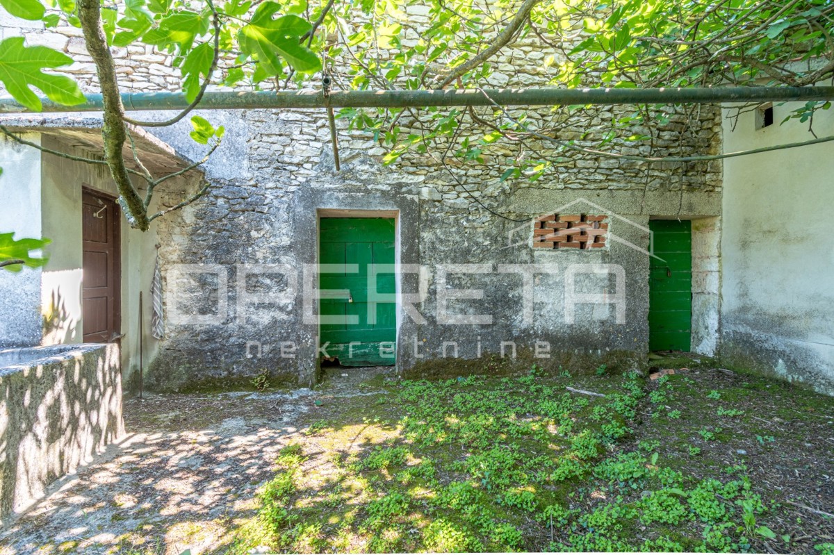 Idilliaca proprietà di 3 antiche, combinazione di terreno edificabile/agricolo 23900m2