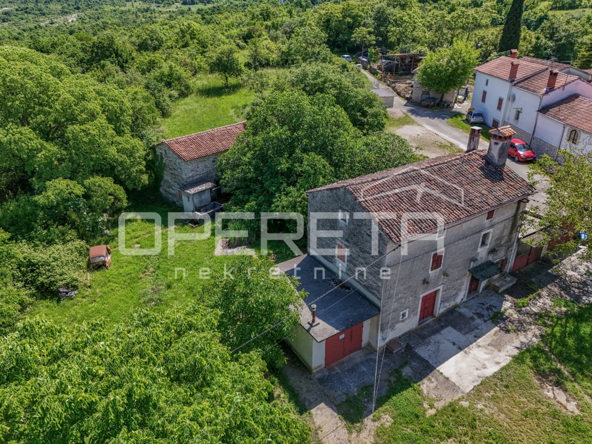 Idilliaca proprietà di 3 antiche, combinazione di terreno edificabile/agricolo 23900m2