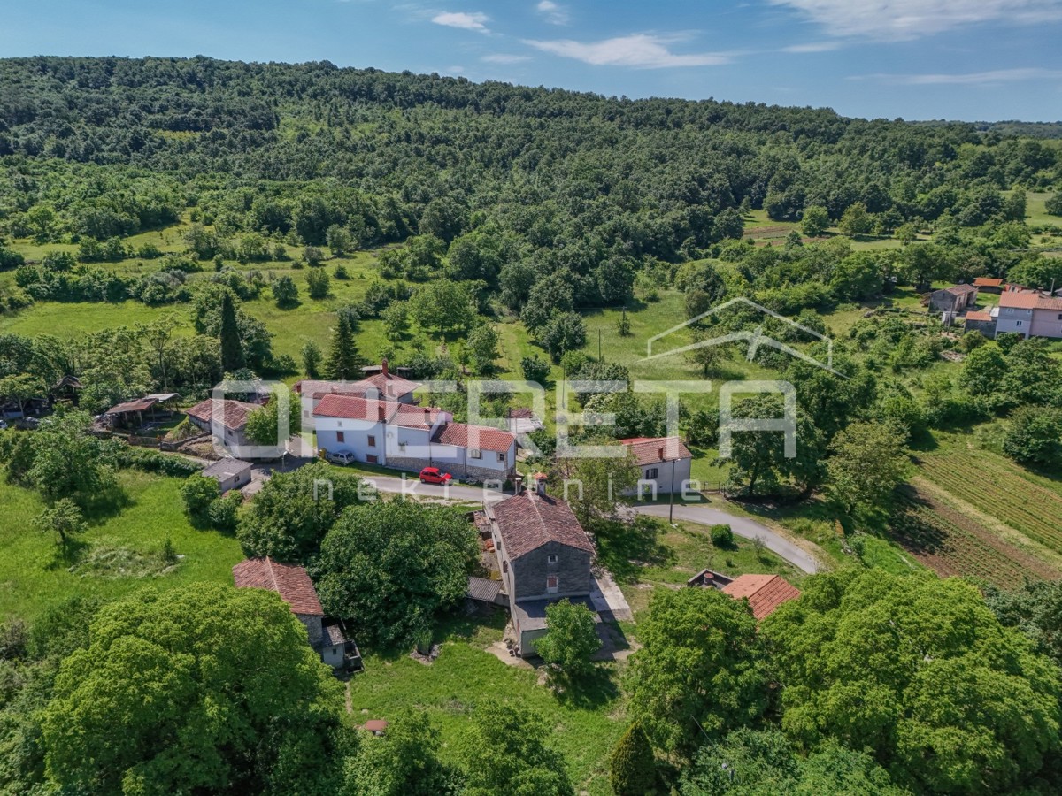 Idilliaca proprietà di 3 antiche, combinazione di terreno edificabile/agricolo 23900m2