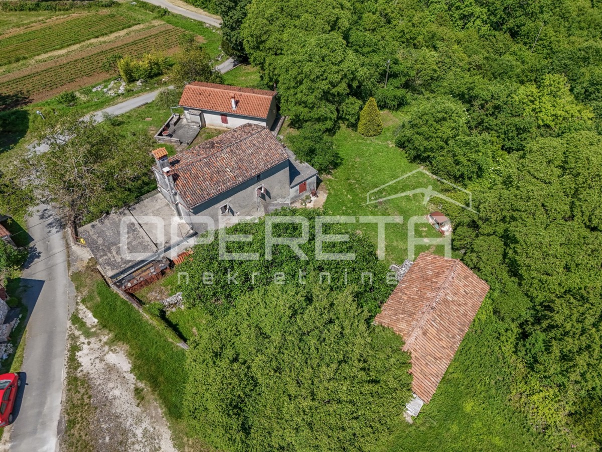 Idilliaca proprietà di 3 antiche, combinazione di terreno edificabile/agricolo 23900m2
