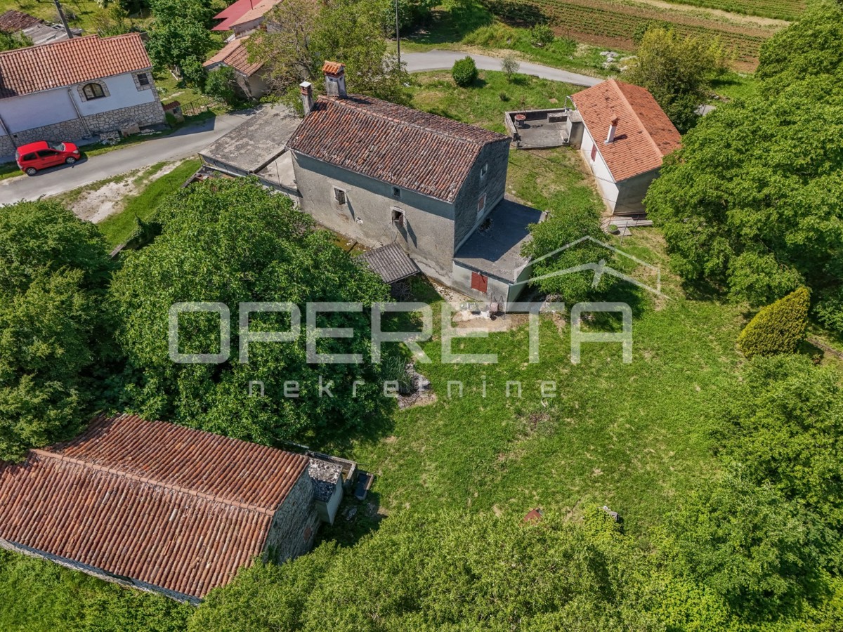 Idilliaca proprietà di 3 antiche, combinazione di terreno edificabile/agricolo 23900m2