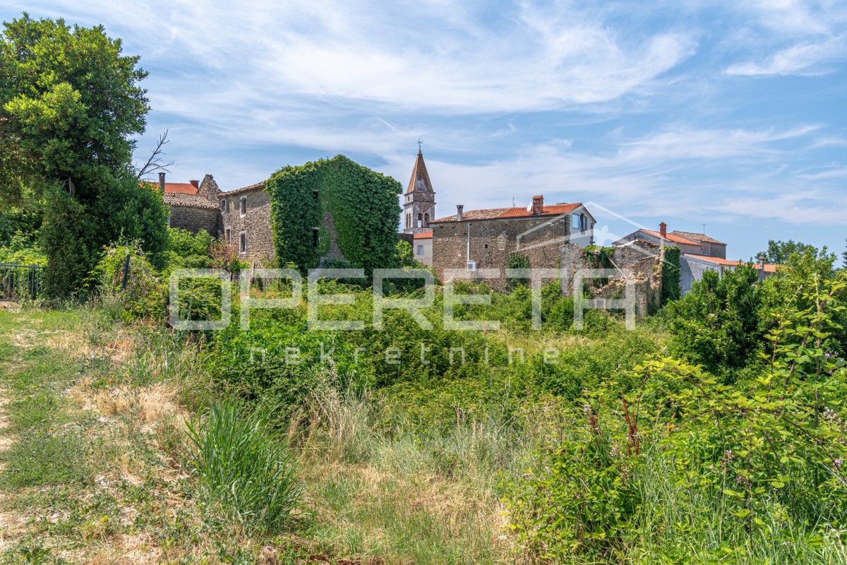 Istria, Momjan – Complesso di case autoctone da ristrutturare con terreno edificabile
