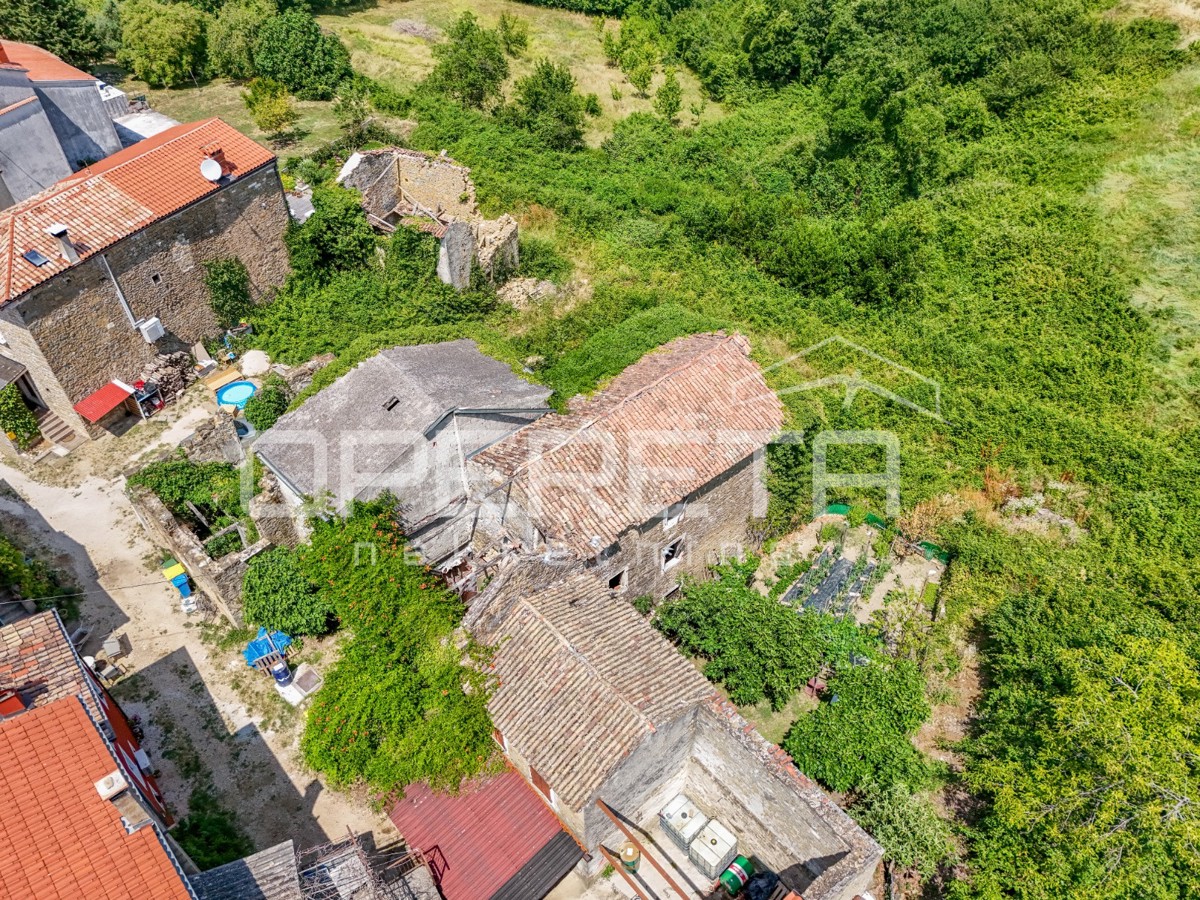 Istria, Momjan – Complesso di case autoctone da ristrutturare con terreno edificabile
