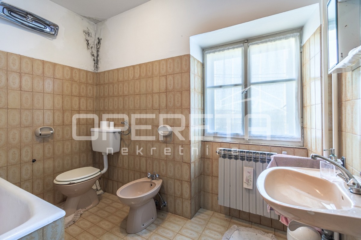 Istria, Pićan - Proprietà con casa e 4 edifici aggiuntivi