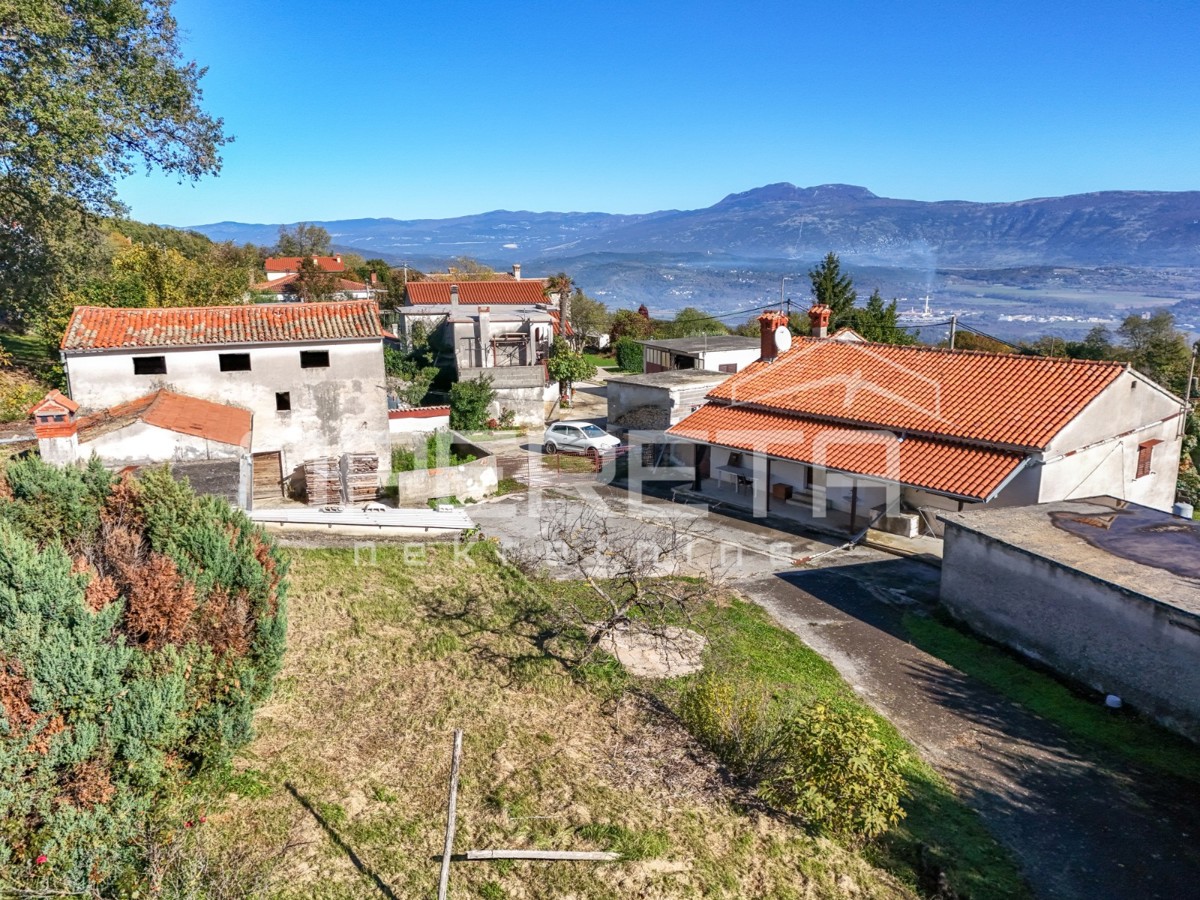 Istria, Pićan - Proprietà con casa e 4 edifici aggiuntivi