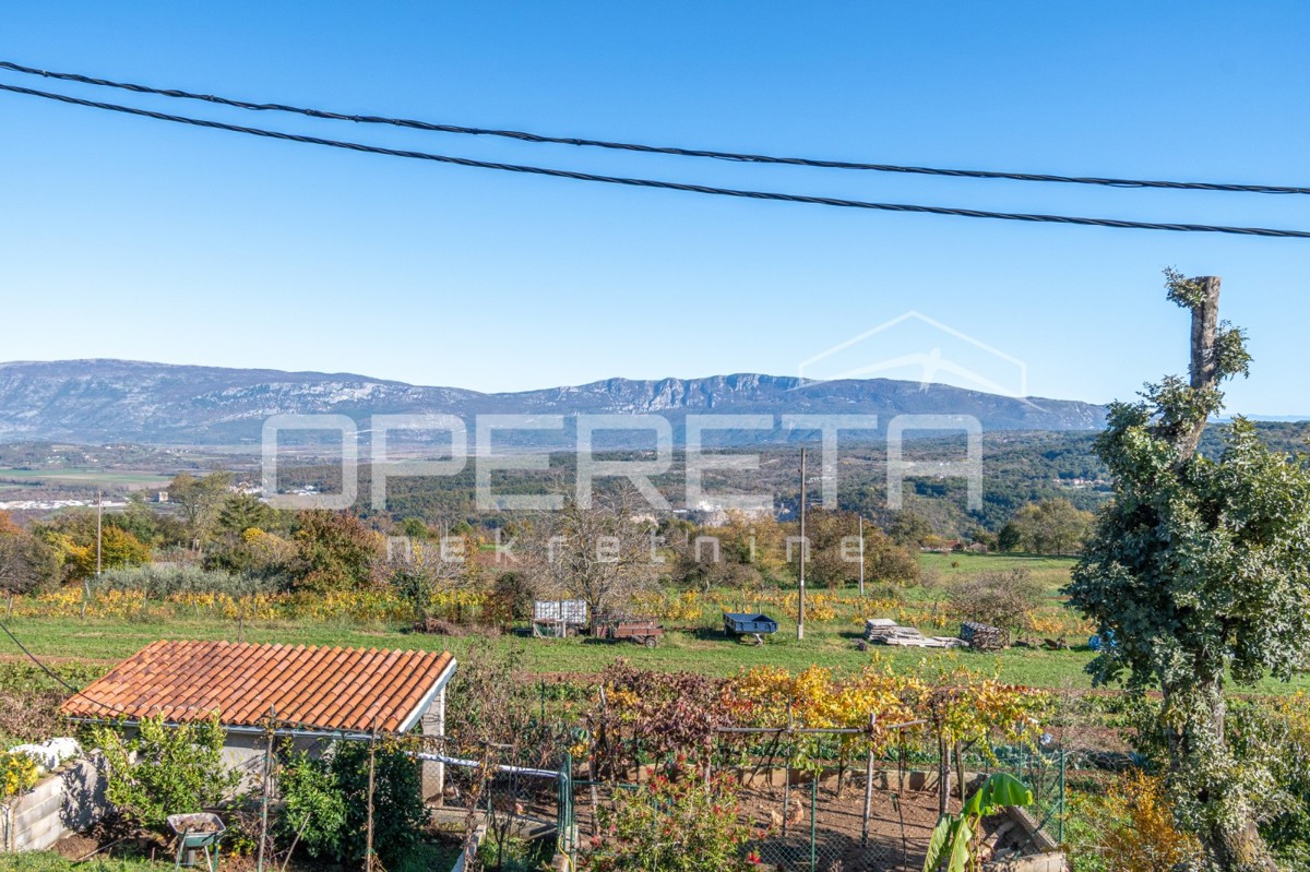 Istria, Pićan - Proprietà con casa e 4 edifici aggiuntivi