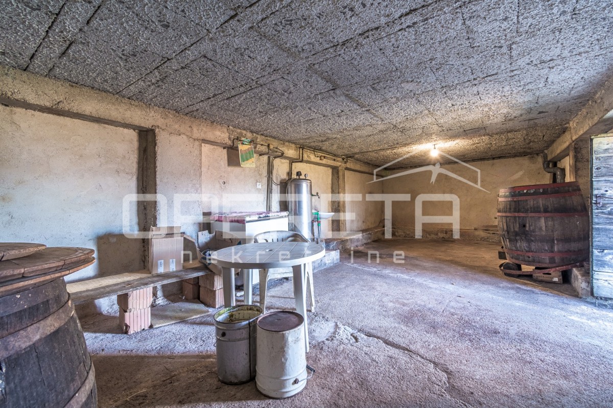 Istria, Pićan - Proprietà con casa e 4 edifici aggiuntivi