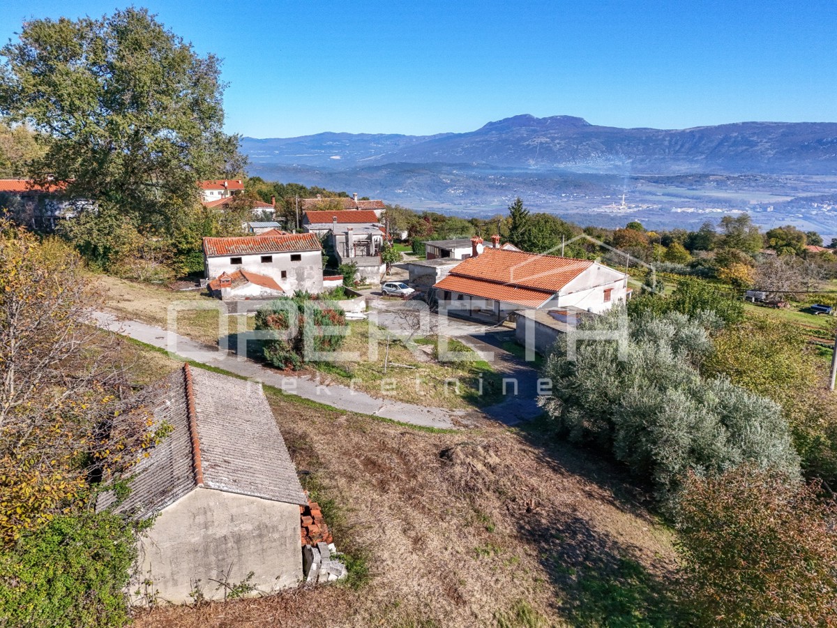 Istria, Pićan - Proprietà con casa e 4 edifici aggiuntivi