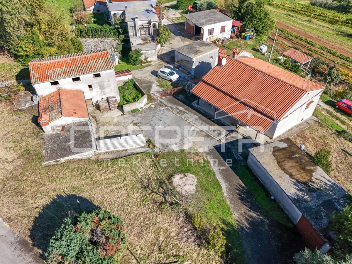 Istria, Pićan - Proprietà con casa e 4 edifici aggiuntivi