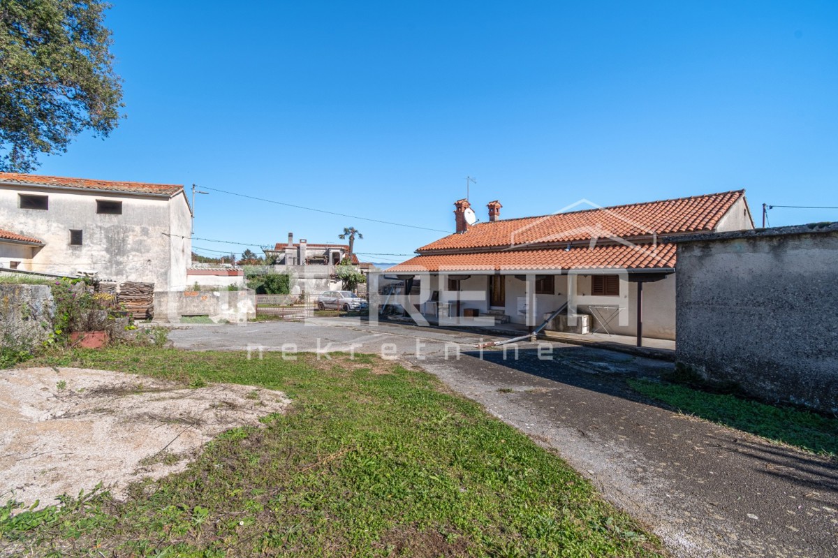 Istria, Pićan - Proprietà con casa e 4 edifici aggiuntivi