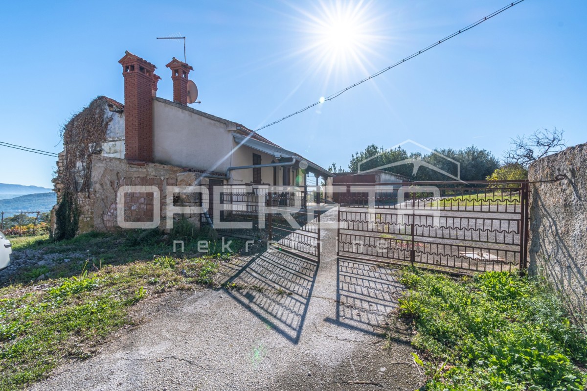 Istria, Pićan - Proprietà con casa e 4 edifici aggiuntivi