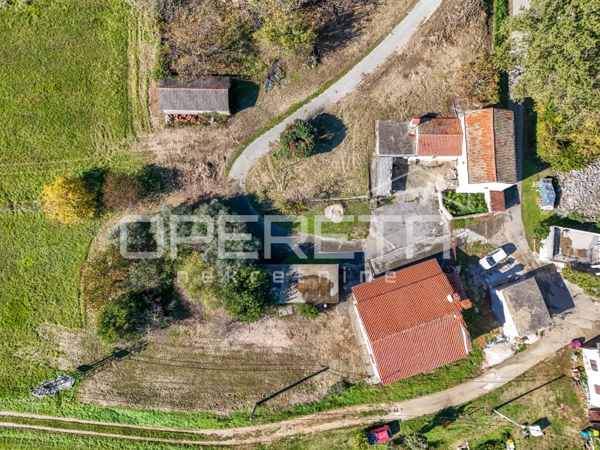 Istria, Pićan - Proprietà con casa e 4 edifici aggiuntivi