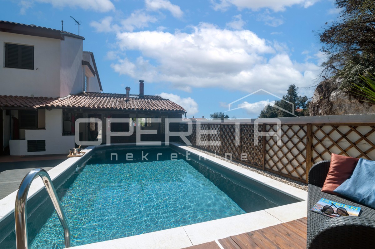 Casa con piscina, vista mare, a 200m dalla spiaggia