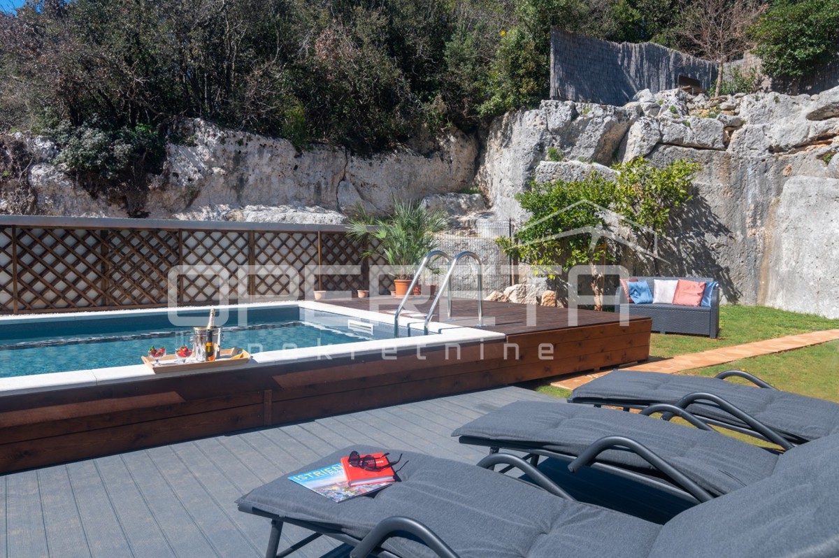 Casa con piscina, vista mare, a 200m dalla spiaggia