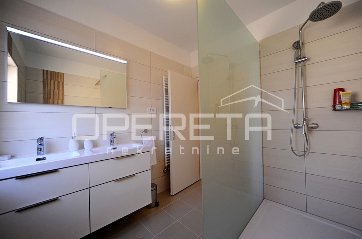 Casa con piscina, vista mare, a 200m dalla spiaggia