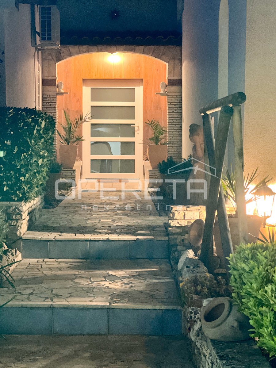 Casa con piscina, vista mare, a 200m dalla spiaggia